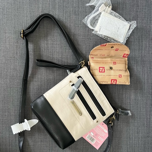 NWT STONE MOUNTAIN LEATHER CROSSBODY SHOULDER BAG WITH USB CHARGING POWER BANK